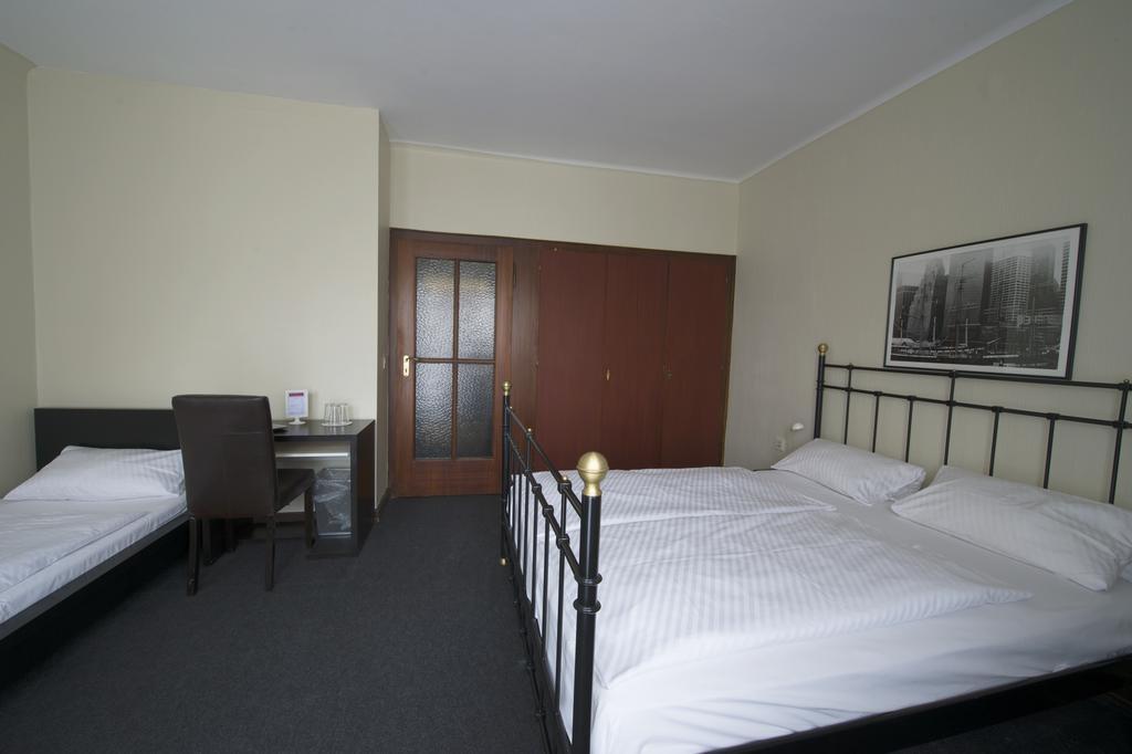 Hotel Continental Sarrebruck Chambre photo